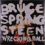 BRUCE SPRINGSTEEN WRECKING BALL. Hintergrund: Verschwommenes Bild einer Person mit Gitarre. 