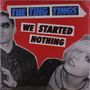 "THE TING TINGS" in blau, "WE STARTED NOTHING" in schwarz-rot auf rotem Hintergrund. Zwei Personen, eine trägt Sonnenbrille., LP