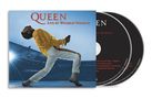 "QUEEN LIVE AT WEMBLEY STADIUM" in roter Schrift. Sänger in gelber Jacke auf Bühne. Zwei CDs sichtbar., 2 CDs