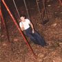 Es gibt keinen sichtbaren Text. Eine Person in weißem Shirt und blauer Jeans sitzt auf einer Schaukel in herbstlicher Umgebung., CD