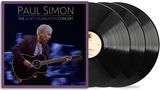 "PAUL SIMON: THE QUIET CELEBRATION CONCERT". Ein Mann spielt Gitarre, daneben mehrere Schallplatten., 3 LPs