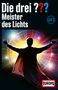 „Die drei ??? Meister des Lichts“. Silhouette mit offenen Armen vor bunten Lichtstrahlen. Europa-Logo unten.