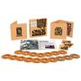 "Soft Machine: Slightly All The Time Recordings 1970-1971." Ein Boxset mit CDs, einem Buch und Karten auf weißem Hintergrund.