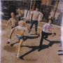 Unter dem Bild stehen die Worte "Amyl and the Sniffers" und "Cartoon Darkness". Vier Personen rennen dynamisch auf einer Straße., LP