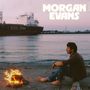 "Morgan Evans" und "STEEL TOWN" sind Texte. Ein Mann sitzt nachdenklich am Strand vor einem Feuer, im Hintergrund ein Frachtschiff., CD