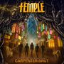 "LEATHER TEMPLE", "a SYNTHWAVE HYPERDRIVE", "CARPENTER BRUT". Futuristische Stadt mit Neonlichtern, fünf Personen gehen., CD