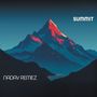 SUMMIT, NADAV REMEZ. Ein Berg mit einem Gipfel, der im orange-roten Licht strahlt, umgeben von Dunkelheit., CD