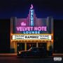 Neon-Schriftzug: "the VELVET NOTE LOUNGE". Darunter "RAMIREZ". Davor geparktes Auto bei Nacht., LP