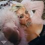 Der Text "Dirty Blonde" ist gut sichtbar. Eine blonde Frau liegt in einem rosa, flauschigen Outfit, stilvoll fotografiert., LP