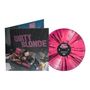 Text: "DIRTY BLONDE". Eine pinkfarbene Schallplatte mit schwarzem Sprenkelmuster und einem Cover mit einer Person auf einer Couch., LP