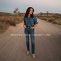 „KRISTINA TRAIN / COUNTY LINE“ steht in der Mitte. Eine Frau in Jeanskleidung steht auf einem Wüstenweg., CD