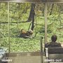Links unten: "HURRY". Rechts unten: "ZONED OUT". Draußen spielt ein Hund, drinnen sitzt eine Person auf einem Stuhl., LP