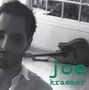Text: "joe kraemer". Ein unscharfer Mann im Vordergrund, Gitarre im Hintergrund, schwarz-weiß., CD
