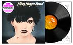 Auf einem Plattencover steht "Nina Hagen Band". Auch der Titel einer Vinylscheibe lautet so. Ein Porträt einer Frau mit Zigarette., LP
