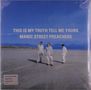 Text: "THIS IS MY TRUTH TELL ME YOURS MANIC STREET PREACHERS." Drei Personen in heller Kleidung am Strand.