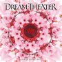 „DREAM THEATER“ und „LIVE IN TOKYO, 2010“. Ein Mandala aus rosa Blüten mit einem roten, kreisförmigen Design in der Mitte.