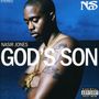 "God's Son" in großen weißen Buchstaben. Ein Mann mit tätowierten Armen und einer Goldkette blickt nach unten.