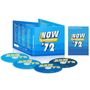 Text: "NOW Yearbook 72". Ein blauer CD-Karton mit vier CDs und einem Heft "Numbered Print".