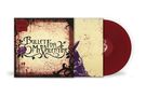 "Bullet For My Valentine" auf einer alten, verzierten Albumhülle mit violetten Rosen; rote Vinyl-Schallplatte., LP
