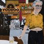 "Voodoo Jürgens Gschnas" ist ein Logo. Darunter eine kreative Darstellung einer Person in gelbem Hemd in einer Bar., CD