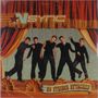 Oben steht „NSYNC“. Unten auf einem Banner „NO STRINGS ATTACHED“. Fünf Personen sind als Marionetten dargestellt., LP