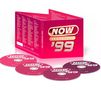 "NOW Yearbook '99" in großen Buchstaben auf einer roten Verpackung; CDs mit gleichem Textmotiv daneben., 4 CDs
