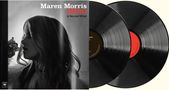 „Maren Morris HERO A Second Wind“. Schwarz-Weiß-Foto einer Frau, zwei Schallplatten daneben., 2 LPs