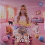 Text: "NEGEN LEVENS". Frau mit Klebeband über dem Mund, von Katzen und Wollknäueln umgeben in einem pinken Raum., LP