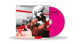 Text: PRML SCRM XTRMNTR. Ein Soldat in roter Uniform greift einen Helm. Ein pinkfarbener Datenträger ist sichtbar., CD