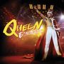 „QUEEN BUDAPEST“ in gelber und weißer Schrift. Person im Krönungsmantel mit Krone, auf Bühne mit Lichtern., 2 CDs