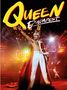 "QUEEN BUDAPEST" in gelbem und weißem Text. Person mit Krone und Umhang, auf einer Bühne, umgeben von bunten Lichtern., DVD