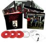 "Billy Joel: The Piano Man" in roten Buchstaben. CD-Cover mit Menschen an U-Bahn-Drehkreuzen. Drei CDs unten., 4 CDs und 1 Blu-ray Disc