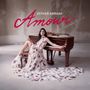 "ESTHER ABRAMI Amour" in eleganter Schrift. Eine Frau in langem, blumigem Kleid lehnt an einem Flügel mit Geige., CD
