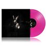 Ein rosa Vinyl, auf dem Cover eine düstere Illustration eines Hasen mit weißem Fell auf schwarzem Hintergrund., LP