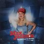 "Max Jackson, Dangerous In Denim." Eine Frau in Jeanskleidung und roter Kappe steht vor einem blauen Stoffhintergrund., LP