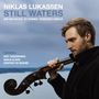 Titel: Niklas Lukassen - Still Waters, Namen: Ben van Gelder, Kit Downes, Francesco Ciniglio. Mann hält Kontrabass, See im Hintergrund., CD