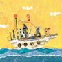 Auf einem gelben Hintergrund segelt ein fantasievolles Schiff über blaue Wellen, mit Wimpeln und einem Zebra an Deck.