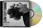 Aufschrift: "LOW CUT CONNIE" und "LIVIN IN THE USA". Schwarz-weißes Profilbild eines Mannes, der nach oben schaut. CD-Hülle., CD