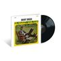 "GRANT GREEN HIS MAJESTY KING FUNK" auf einem Albumcover. Ein Mann sitzt im Anzug auf einem Holzstuhl im Freien., LP