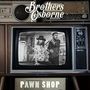 "Brothers Osborne" oben, "Pawn Shop" unten. Schwarz-Weiß-Foto in klassischem Fernseher. Vintage-Radio oben., 2 LPs
