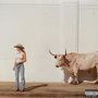 "Parental Advisory"-Text unten rechts. Eine Frau mit Cowboyhut steht neben einem großen Rind. Heller Hintergrund., LP