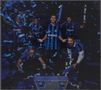 Der Schriftzug "FLEMMING" ist auf den Trikots. Mehrere Personen jubeln in blau-schwarzen Fußballtrikots mit Konfetti., CD