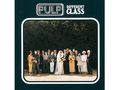 Oben steht „PULP DIFFERENT CLASS“. Eine Hochzeitsgesellschaft posiert draußen vor hohen Büschen.