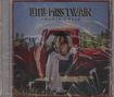 Titel: "LITTLE MISS TWAIN". Name: "SHANIA TWAIN". Eine Frau in einem roten Truck, umgeben von Bäumen., CD