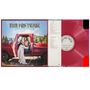 "Little Miss Twain" und "Shania Twain" sind in großer Schrift. Eine Frau sitzt in einem offenen roten Truck. Eine rote Vinylplatte ist zu sehen., LP