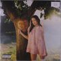 Ein Herz im Baum mit der Inschrift: "Your summer dream and a living proof of a [...]". Eine Frau in rosa Kleid lehnt an dem Baum., LP