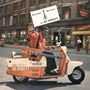 "Have Guitar Will Travel wire BO DIDDLEY." Ein Mann in roter Jacke fährt einen Roller mit einer Gitarre., LP