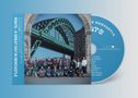 Albumcover "KNATS - A GREAT DAY IN NEWCASTLE"; große Menschengruppe vor grünem Brückenbauwerk. CD daneben., CD