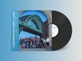 Der Text auf dem Cover lautet: "KNATS: A GREAT DAY IN NEWCASTLE". Eine Gruppe von Menschen steht unter einer grünen Brücke., LP