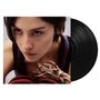 Text: "Daughter from Hell (Gracie Abrams)". Eine Frau mit intensivem Blick, nah aufgenommen. Daneben eine Schallplatte., 2 LPs